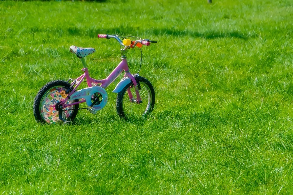 Kindern das Radfahren spielerisch beibringen